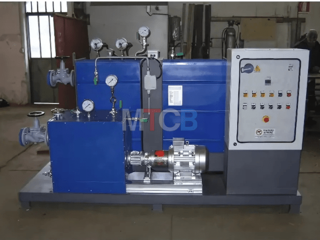 Photographie d'une chaudière fluide thermique électrique compacte industrielle avec des pompes et un panneau de contrôle