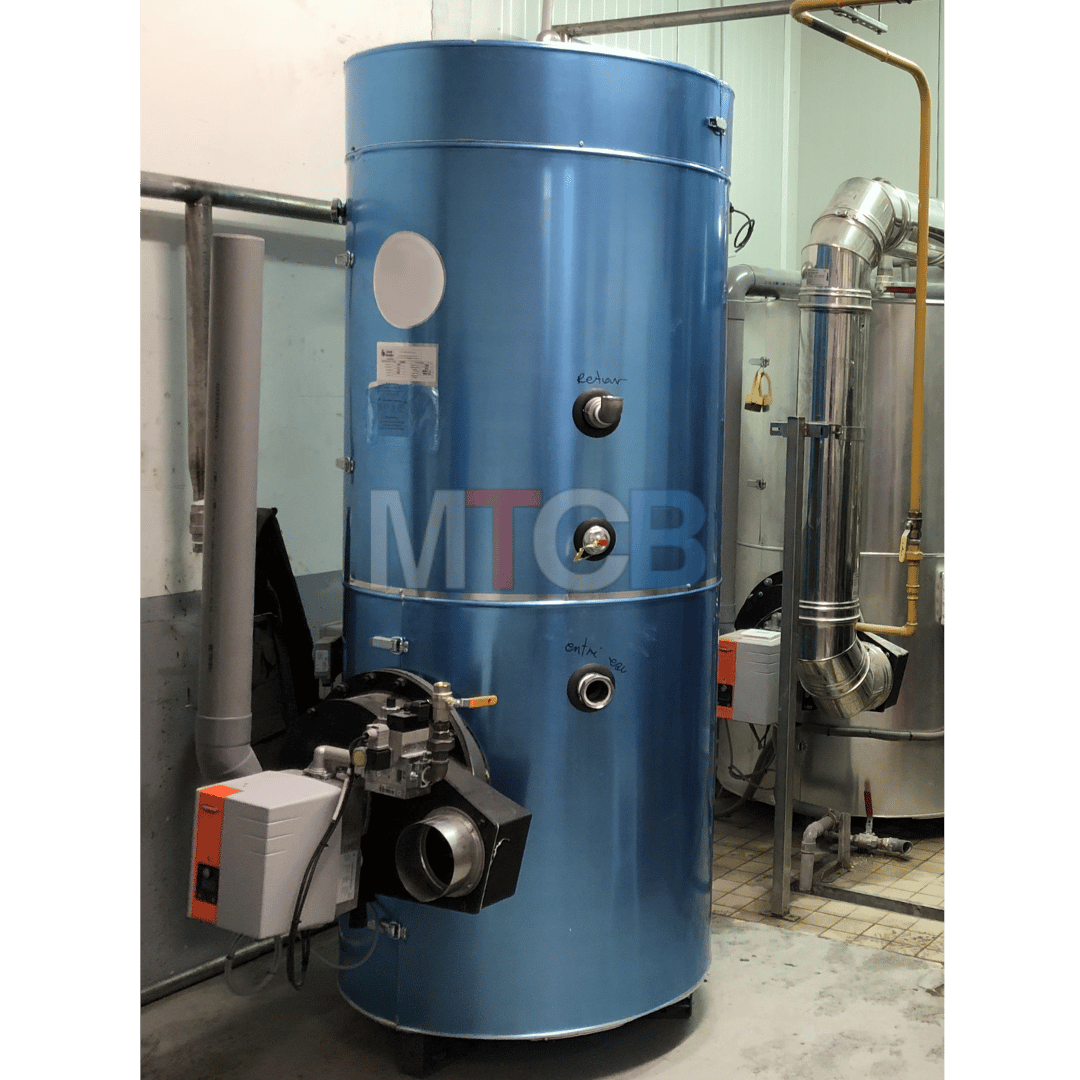 Photographie d'un ballon de production d'eau chaude industrielle verticale bleue avec un brûleur installé.