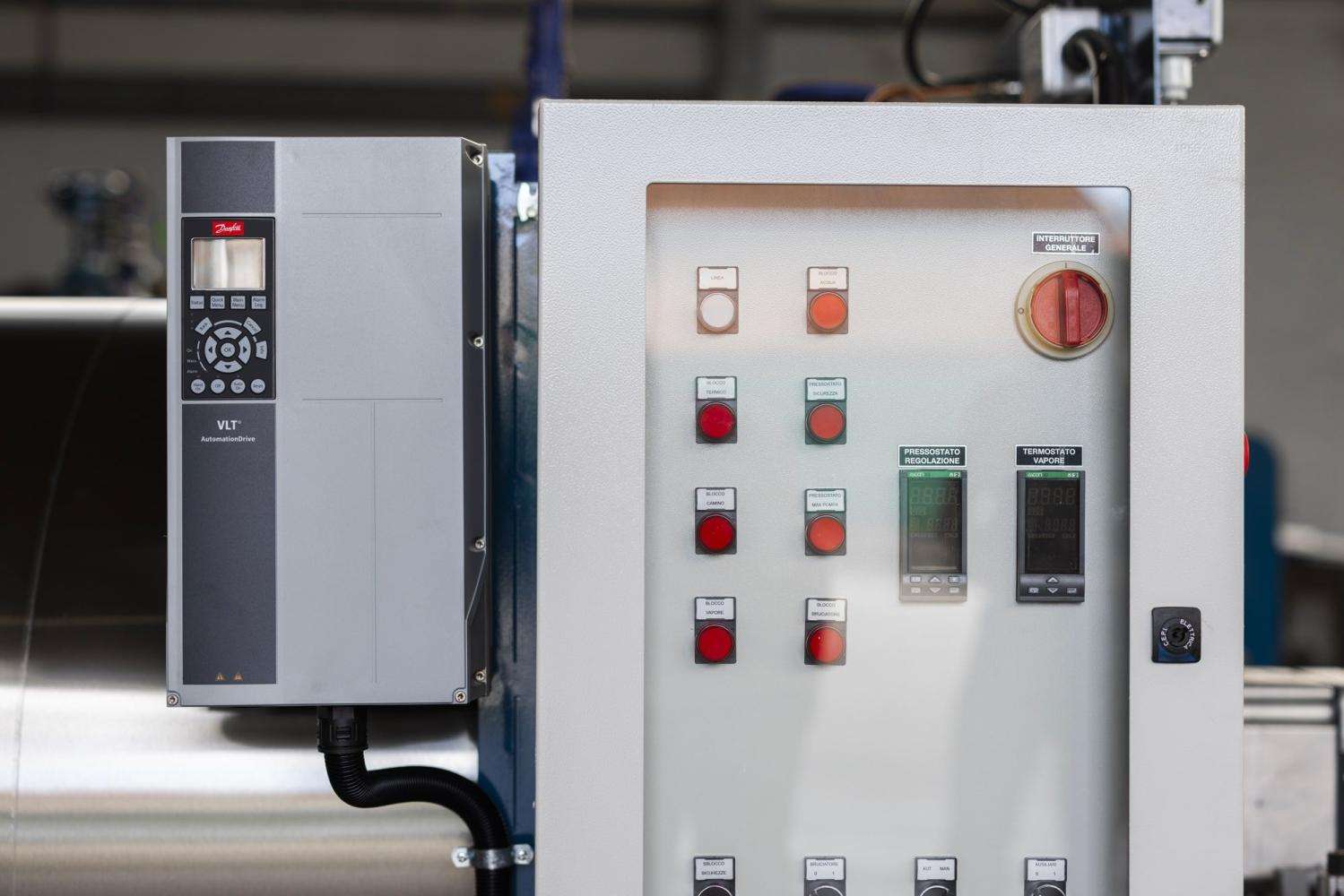 Panneau électrique de commande avec variateur de fréquence Danfoss VLT pour chaudière vapeur OMG