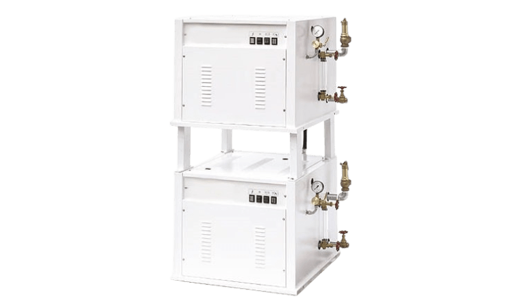 Deux chaudières vapeur électriques compactes blanches empilées sur une structure.