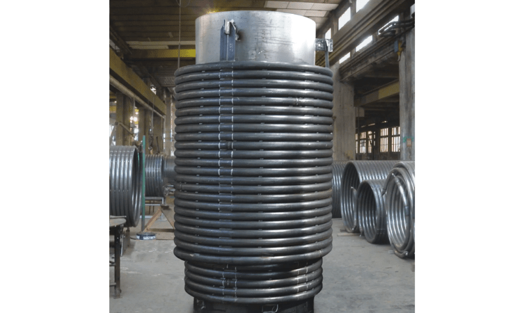 Grande bobine de tubes en acier en atelier.