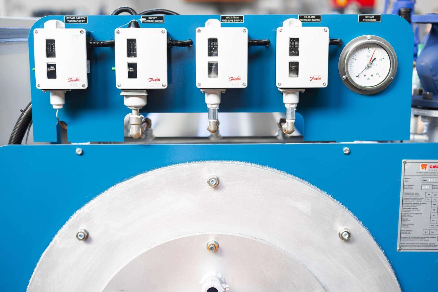 Détail des instruments de contrôle et de sécurité d'une chaudière vapeur industrielle OMG.