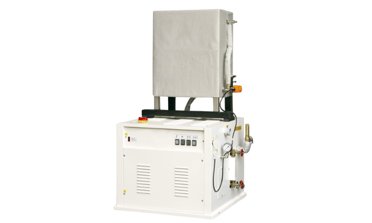 Vue d'une chaudière vapeur électrique avec son panneau de contrôle, son réservoir d'eau/cuve à condensats et ses accessoires.