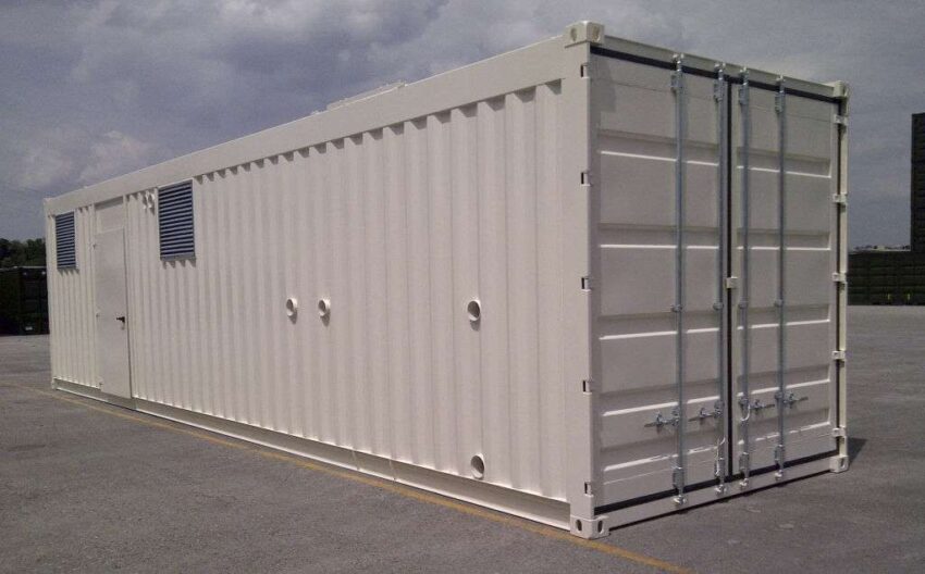 container pour chaudière Photographie d'une chaufferie mobile en container blanche, vue de l'extérieur sur un sol en béton.
