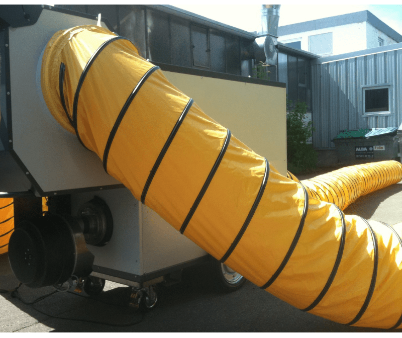 Générateur d'air chaud mobile avec une longue gaine de ventilation flexible jaune et noire.