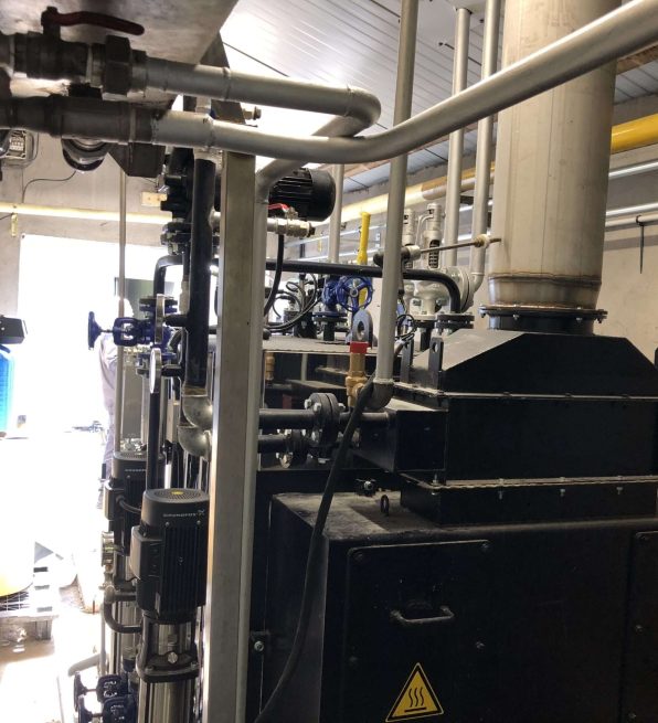 Économiseur installé sur une chaudière industrielle, un accessoire pour améliorer l'efficacité énergétique.