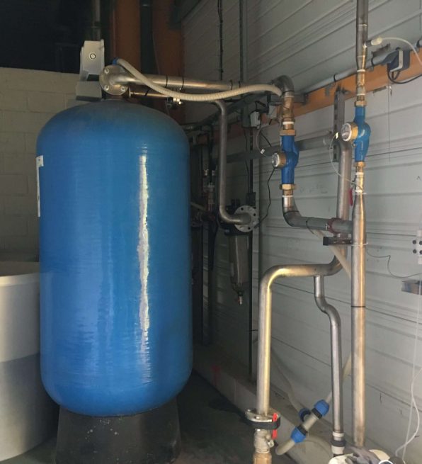 Adoucisseur d'eau bleu, un accessoire pour chaudière.