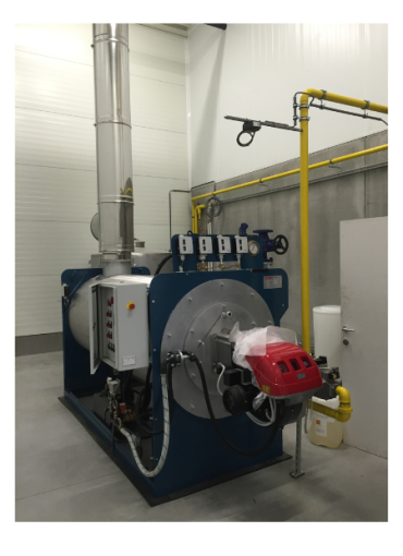 Chaudière à vapeur industrielle bleue avec un brûleur rouge, installée dans une salle technique avec une cheminée d’évacuation et des conduites de gaz jaunes.