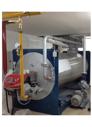 Chaudière à vapeur industrielle bleue avec un brûleur rouge, un réseau de conduites en acier inoxydable et une alimentation en gaz via des canalisations jaunes, installée dans une salle technique.